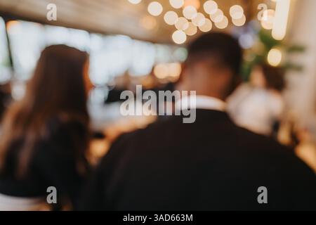 Verschwommenes Bild von verschiedenen Fachleuten in einer Konferenz mit warmer Beleuchtung Stockfoto