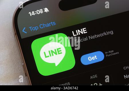 OSTRAVA, TSCHECHIEN – 23. NOVEMBER 2024: Apple App Store mit LINE Social Network Mobile App Stockfoto