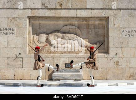 Der Wachwechsel in Athen am Denkmal des unbekannten Soldaten vor dem hellenischen Parlament in Sy Stockfoto