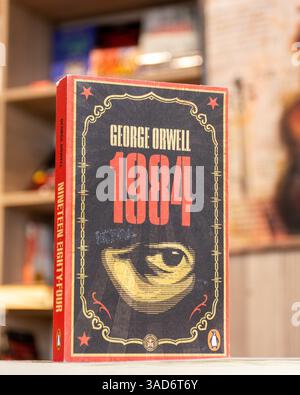 Nahaufnahme von George Orwells berühmtem dystopischen Social Science-Fiction-Roman 1984 im Buchladen. Stockfoto