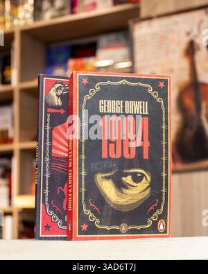 Nahaufnahme von George Orwells berühmtem dystopischen Social Science-Fiction-Roman 1984 im Buchladen. Stockfoto