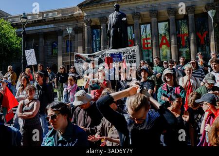 In der Nähe der Staatsbibliothek versammeln sich Menschenmassen, um den Einfluss von Milliardären zu wecken und dem Trumpismus zu widerstehen. Die Demonstranten in Melbourne fordern Maßnahmen gegen die Politik von Präsident Donald Trump, insbesondere seinen Einfluss auf die Unternehmen, seine diskriminierenden Praktiken und seine Haltung zur Situation in Gaza. Während Trump an die Macht zurückkehrt, sind Aktivisten in Australien besorgt über die Auswirkungen auf die US-Außenpolitik und Australiens Beteiligung am AUKUS-Verteidigungspakt. Premierminister Anthony Albanese kritisierte Trumps Verhängung eines Zolls von 10 % auf australische Waren und prangerte dies als unfreundlichen Schritt an. Zusätzlich Stockfoto