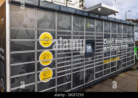 Automatische Paketschließfächer für Paketzustellung und -Abholung. London, UK, 31. Dezember 2023 Stockfoto