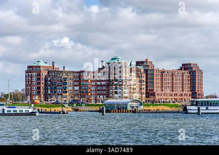 Lelystad, Niederlande, 29. März 2025: Blick vom Markermeer zum Ufer Stockfoto