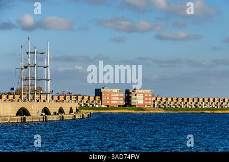 Lelystad, Niederlande, 29. März 2025: Blick vom Markermeer-See auf den Yachthafen Bataviahaven und Wohnhäuser am Ufer Stockfoto