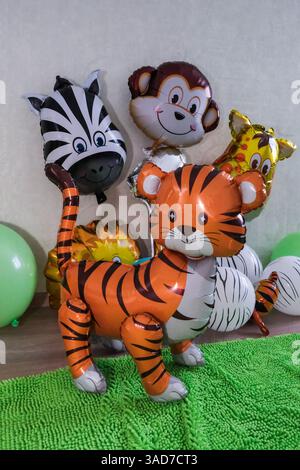 Kindergeburtstag mit Ballons in Form afrikanischer Tiere und einer Tigertorte. Hochwertige Fotos Stockfoto