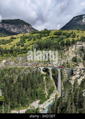 Schweizer Zug über alte Brücke bei Filisur Landwasserviadukt, Rhaetische Bahn (RhB) Stockfoto