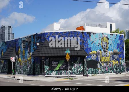 Eckladen, dekoriert mit einem modernen Graffiti von den berühmten Wandmalereien von Wynwood und Open-Air Street Art Gallery in Miami, Florida. Stockfoto