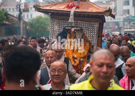 Kathmandu, Kathmandu, Nepal. April 2025. 5. April 2025 in Kathmandu, Nepal: Priester tragen ein Idol von Seto Machhindranath während des jährlichen Wagenziehens von Seto Machhindranath, auch bekannt als Janabaha Dyo, in der Hauptstadt. Die Gottheit wird sowohl von Hindus als auch von Buddhisten verehrt und gilt als Manifestation von Avalokiteshvara, dem Bodhisattva des Mitgefühls und als regenbringende Inkarnation von Lord Shiva. (Kreditbild: © Sujal Bajracharya/ZUMA Press Wire) NUR REDAKTIONELLE VERWENDUNG! Nicht für kommerzielle ZWECKE! Stockfoto