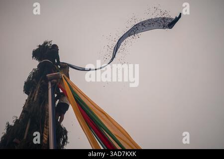 Kathmandu, Kathmandu, Nepal. April 2025. 5. April 2025 in Kathmandu, Nepal: Devotees werfen ein buntes Tuch während des jährlichen Wagenziehens von Seto Machhindranath, auch bekannt als Janabaha Dyo, in der Hauptstadt. Die Gottheit wird sowohl von Hindus als auch von Buddhisten verehrt und gilt als Manifestation von Avalokiteshvara, dem Bodhisattva des Mitgefühls und als regenbringende Inkarnation von Lord Shiva. (Kreditbild: © Sujal Bajracharya/ZUMA Press Wire) NUR REDAKTIONELLE VERWENDUNG! Nicht für kommerzielle ZWECKE! Stockfoto