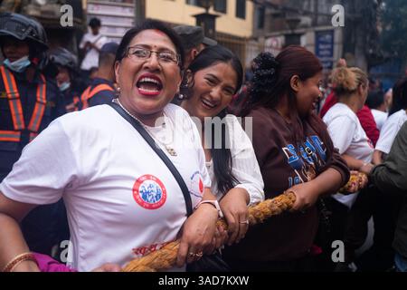Kathmandu, Kathmandu, Nepal. April 2025. Am 5. April 2025 ziehen die Gläubigen den Wagen der Gottheit Seto Machhindranath während des jährlichen Wagenziehens-Festivals, auch bekannt als Janabaha Dyo, in der Hauptstadt. Die Gottheit wird sowohl von Hindus als auch von Buddhisten verehrt und gilt als Manifestation von Avalokiteshvara, dem Bodhisattva des Mitgefühls und als regenbringende Inkarnation von Lord Shiva. (Kreditbild: © Sujal Bajracharya/ZUMA Press Wire) NUR REDAKTIONELLE VERWENDUNG! Nicht für kommerzielle ZWECKE! Stockfoto