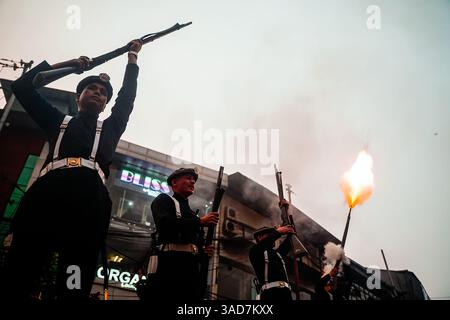 Kathmandu, Kathmandu, Nepal. April 2025. 5. April 2025 in Kathmandu, Nepal: Mitglieder des Gurju Paltan der nepalesischen Armee feuern einen Schuss während des jährlichen Wagenziehens-Festivals, auch bekannt als Janabaha Dyo, in der Hauptstadt. Die Gottheit wird sowohl von Hindus als auch von Buddhisten verehrt und gilt als Manifestation von Avalokiteshvara, dem Bodhisattva des Mitgefühls und als regenbringende Inkarnation von Lord Shiva. (Kreditbild: © Sujal Bajracharya/ZUMA Press Wire) NUR REDAKTIONELLE VERWENDUNG! Nicht für kommerzielle ZWECKE! Stockfoto