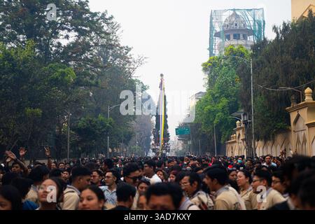 Kathmandu, Kathmandu, Nepal. April 2025. Am 5. April 2025 ziehen die Gläubigen den Wagen der Gottheit Seto Machindranath während des jährlichen Wagenziehens-Festivals, auch bekannt als Janabaha Dyo, in der Hauptstadt. Die Gottheit wird sowohl von Hindus als auch von Buddhisten verehrt und gilt als Manifestation von Avalokiteshvara, dem Bodhisattva des Mitgefühls und als regenbringende Inkarnation von Lord Shiva. (Kreditbild: © Sujal Bajracharya/ZUMA Press Wire) NUR REDAKTIONELLE VERWENDUNG! Nicht für kommerzielle ZWECKE! Stockfoto
