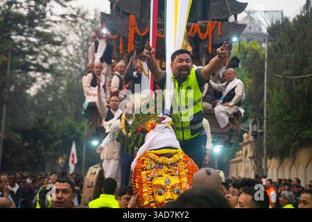 Kathmandu, Kathmandu, Nepal. April 2025. Am 5. April 2025 ziehen die Gläubigen den Wagen der Gottheit Seto Machindranath während des jährlichen Wagenziehens-Festivals, auch bekannt als Janabaha Dyo, in der Hauptstadt. Die Gottheit wird sowohl von Hindus als auch von Buddhisten verehrt und gilt als Manifestation von Avalokiteshvara, dem Bodhisattva des Mitgefühls und als regenbringende Inkarnation von Lord Shiva. (Kreditbild: © Sujal Bajracharya/ZUMA Press Wire) NUR REDAKTIONELLE VERWENDUNG! Nicht für kommerzielle ZWECKE! Stockfoto