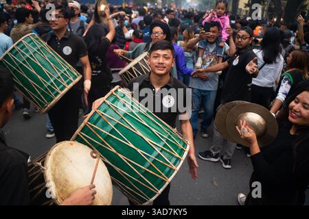 Kathmandu, Kathmandu, Nepal. April 2025. Am 5. April 2025 spielen „Devotees“ ein traditionelles Instrument während des jährlichen Wagenziehens-Festivals, auch bekannt als Janabaha Dyo, in der Hauptstadt. Die Gottheit wird sowohl von Hindus als auch von Buddhisten verehrt und gilt als Manifestation von Avalokiteshvara, dem Bodhisattva des Mitgefühls und als regenbringende Inkarnation von Lord Shiva. (Kreditbild: © Sujal Bajracharya/ZUMA Press Wire) NUR REDAKTIONELLE VERWENDUNG! Nicht für kommerzielle ZWECKE! Stockfoto