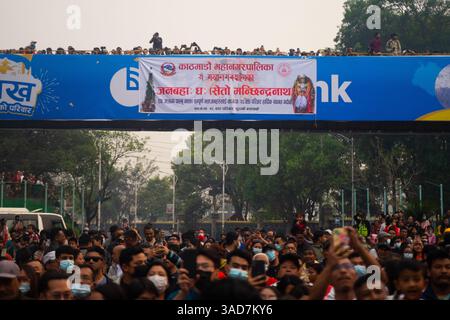 Kathmandu, Kathmandu, Nepal. April 2025. 5. April 2025 ''“ 5. April 2025 ''“ Kathmandu, Nepal: Devotees kommen zusammen, um das jährliche Wagenziehfest der Gottheit Seto Machhindranath, auch bekannt als Janabaha Dyo, in der Hauptstadt zu erleben. Die Gottheit wird sowohl von Hindus als auch von Buddhisten verehrt und gilt als Manifestation von Avalokiteshvara, dem Bodhisattva des Mitgefühls und als regenbringende Inkarnation von Lord Shiva. (Kreditbild: © Sujal Bajracharya/ZUMA Press Wire) NUR REDAKTIONELLE VERWENDUNG! Nicht für kommerzielle ZWECKE! Stockfoto