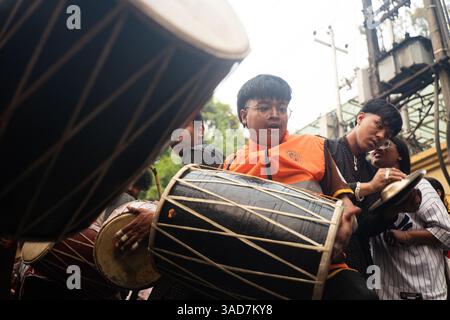 Kathmandu, Kathmandu, Nepal. April 2025. Am 5. April 2025 spielen „Devotees“ ein traditionelles Instrument während des jährlichen Wagenziehens-Festivals, auch bekannt als Janabaha Dyo, in der Hauptstadt. Die Gottheit wird sowohl von Hindus als auch von Buddhisten verehrt und gilt als Manifestation von Avalokiteshvara, dem Bodhisattva des Mitgefühls und als regenbringende Inkarnation von Lord Shiva. (Kreditbild: © Sujal Bajracharya/ZUMA Press Wire) NUR REDAKTIONELLE VERWENDUNG! Nicht für kommerzielle ZWECKE! Stockfoto