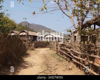 Hsipaw, Myanmar, 7. Februar 2015: Stammesgebirgsdorf in der Landschaft Myanmars bei Hsipaw, Bundesstaat Shan Stockfoto