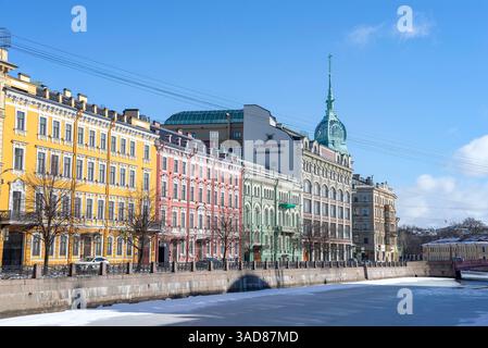 SANKT PETERSBURG, RUSSLAND - 2. APRIL 2023: Moika-Flussufer an einem Frühlingstag. Historisches Zentrum von Sankt Petersburg Stockfoto