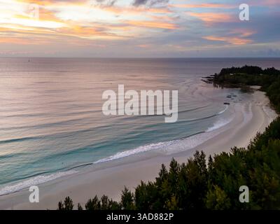 Sonnenuntergang am Strand von Tip of Borneo Simpang Mengayau Kudat Sabah Borneo Stockfoto