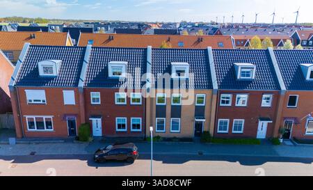 Erleben Sie den Charme des modernen niederländischen Lebens mit neu erbauten Stadthäusern umgeben von Grün und sauberen Energiequellen. Dieser Wohnkomplex bietet umweltfreundliche Architektur und Komfort. Stockfoto