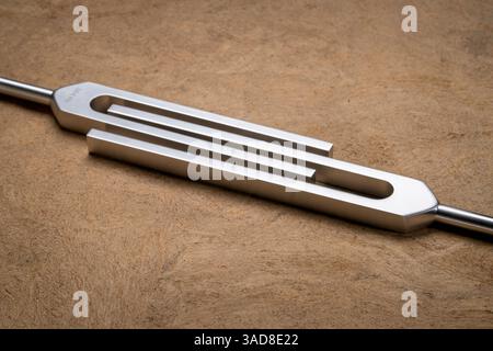 Stimmgabeln aus Metall, die zum Stimmspiel von Musikinstrumenten, zur Klangtherapie, zur Chakra-Heilung oder Entspannung verwendet werden Stockfoto