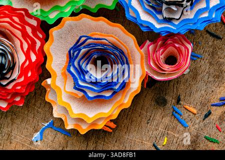 Makrofoto von Bleistiftspänen im Stil „Blüten“, kreativer Kunsthintergrund Stockfoto