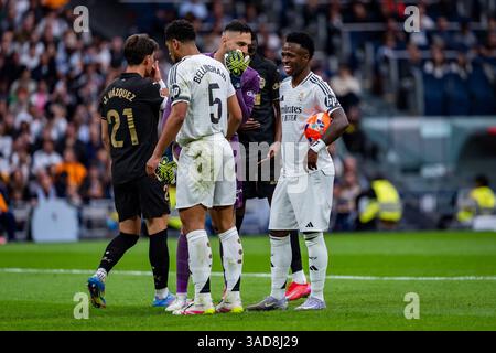 Madrid, Madrid, Spanien. April 2025. Giorgi Mamardashvili von Valencia CF (L) spricht mit Vinicius Junior von Real Madrid CF (R) während des Fußballspiels La Liga EA Sports 2024/25 zwischen Real Madrid CF und Valencia CF im Estadio Santiago Bernabeu am 05. April 2025 in Madrid. (Kreditbild: © Alberto Gardin/ZUMA Press Wire) NUR REDAKTIONELLE VERWENDUNG! Nicht für kommerzielle ZWECKE! Stockfoto