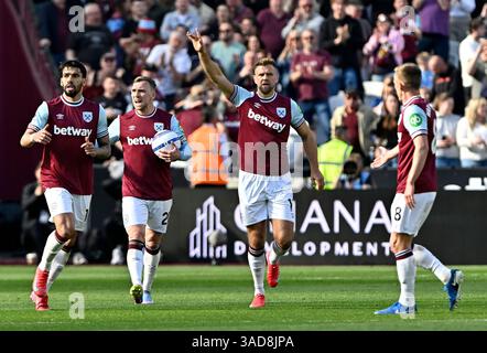 London, Großbritannien. April 2025. ZIEL. Niclas Fullkrug (West Ham, 2. Rechts) feiert das erste Tor von West Ham während des Spiels West Ham gegen AFC Bournemouth Premier League im London Stadium Stratford. Dieses Bild ist NUR für REDAKTIONELLE ZWECKE bestimmt. Für jede andere Verwendung ist eine Lizenz von Football DataCo erforderlich. Quelle: MARTIN DALTON/Alamy Live News Stockfoto