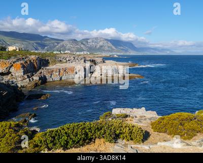 Bildnummer GH5R385534. Blick von Tamatiebank in Richtung Hermanus und darüber hinaus. Das Kleinrivier-Gebirge im Hintergrund. Walküste. Overberg. Westliche Ca Stockfoto