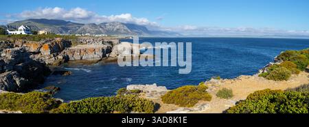 Bildnummer GH5R385531-Pano. Blick von Tamatiebank in Richtung Hermanus und darüber hinaus. Das Kleinrivier-Gebirge im Hintergrund. Walküste. Overberg. Weste Stockfoto