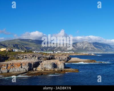 Bildnummer GH5R385560. Blick von Tamatiebank in Richtung Hermanus und darüber hinaus. Das Kleinrivier-Gebirge im Hintergrund. Walküste. Overberg. Westliche Ca Stockfoto