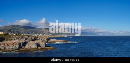 Bildnummer GH5R385558-Pano. Blick von Tamatiebank in Richtung Hermanus und darüber hinaus. Das Kleinrivier-Gebirge im Hintergrund. Walküste. Overberg. Weste Stockfoto