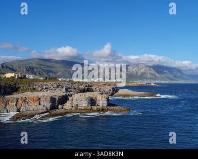 Bildnummer GH5R385582. Blick von Tamatiebank in Richtung Hermanus und darüber hinaus. Das Kleinrivier-Gebirge im Hintergrund. Walküste. Overberg. Westliche Ca Stockfoto