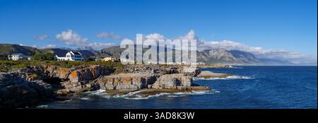 Bildnummer GH5R385573-Pano. Blick von Tamatiebank in Richtung Hermanus und darüber hinaus. Das Kleinrivier-Gebirge im Hintergrund. Walküste. Overberg. Weste Stockfoto
