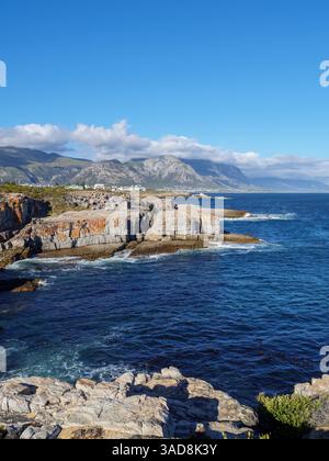 Bildnummer GH5R385595. Blick von Tamatiebank in Richtung Hermanus und darüber hinaus. Das Kleinrivier-Gebirge im Hintergrund. Walküste. Overberg. Westliche Ca Stockfoto