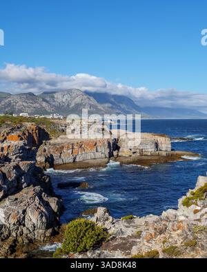 Bildnummer GH5R385601. Blick von Tamatiebank in Richtung Hermanus und darüber hinaus. Das Kleinrivier-Gebirge im Hintergrund. Walküste. Overberg. Westliche Ca Stockfoto