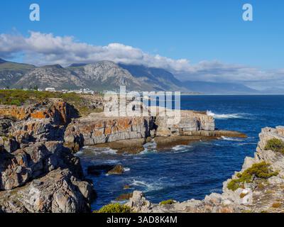 Bildnummer GH5R385603. Blick von Tamatiebank in Richtung Hermanus und darüber hinaus. Das Kleinrivier-Gebirge im Hintergrund. Walküste. Overberg. Westliche Ca Stockfoto