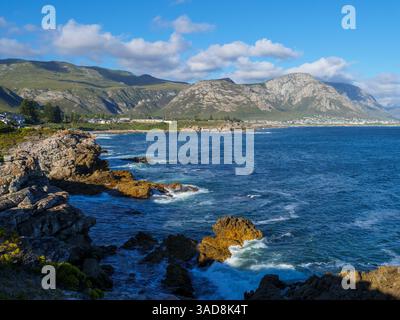 Blick vom römischen Felsen in Richtung Grotto Beach, Kleinrivier Berge im Hintergrund. Hermanus. Walküste. Overberg. Westkap, Südafrika. Stockfoto