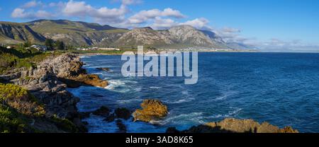 Blick vom römischen Felsen in Richtung Grotto Beach, Kleinrivier Berge im Hintergrund. Hermanus. Walküste. Overberg. Westkap, Südafrika. Stockfoto