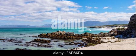 Blick auf Hermanus und die Kleinrivier Berge von der Klipgat Höhle. De Kelders (oder die Kelders). Walküste. Westkap. Südafrika. Stockfoto