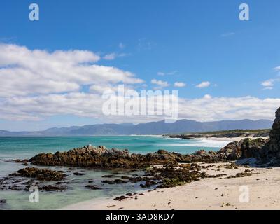 Blick auf Hermanus und die Kleinrivier Berge von der Klipgat Höhle. De Kelders (oder die Kelders). Walküste. Westkap. Südafrika. Stockfoto