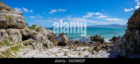 Blick auf Hermanus und die Kleinrivier Berge von der Klipgat Höhle. De Kelders (oder die Kelders). Walküste. Westkap. Südafrika. Stockfoto
