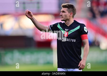 Enschede, Niederlande. April 2025. ENSCHEDE, Stadion Grolsch Veste, 05-04-2025, Saison 2024/2025, niederländischer Eredivisie Football, FC Twente Spieler Michal Sadilek, FC Twente spielt in einem 700 Jahre Enschede Jubiläumstrikot während des Spiels Twente - Fortuna, Credit: Pro Shots/Alamy Live News Stockfoto