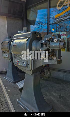 Filmprojektoren der Ausgabe 1968 des deutschen Herstellers Bauer, in der Nähe des Kinos, vor dem Hintergrund von Fenstern. Beste und langlebige f Stockfoto