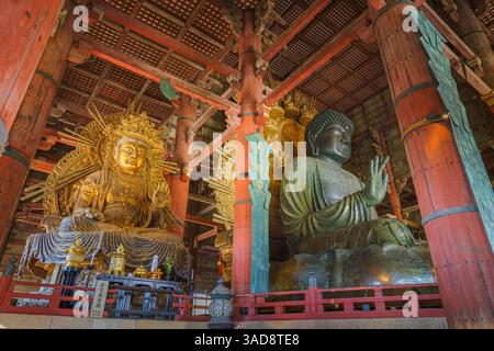 Nara, Japan - 26. September 2024, Panoramablick auf den sitzenden Buddha Vairochana, eine 15 Meter hohe Bronzestatue des Buddha und eine seitlich stehende vergoldete Statue Stockfoto