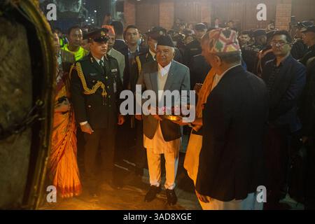 Kathmandu, Kathmandu, Nepal. April 2025. 5. April 2025 ''“ Kathmandu, Nepal: Präsident RAM Chandra Paudel betet an Seto Machhindranath, der verehrten Gottheit, am ersten Tag des Festivals zum Wagenziehen, bekannt als Janabaha Dyo. Das Festival wird in der Hauptstadt gefeiert und ehrt die Gottheit, die sowohl von Hindus als auch Buddhisten als Manifestation von Avalokiteshvara, dem Bodhisattva des Mitgefühls und als regenbringende Inkarnation von Lord Shiva verehrt wird. (Kreditbild: © Sujal Bajracharya/ZUMA Press Wire) NUR REDAKTIONELLE VERWENDUNG! Nicht für kommerzielle ZWECKE! Stockfoto