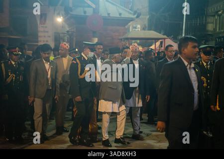 5. April 2025, Kathmandu, Kathmandu, Nepal: 5. April, 2025 '''“ Kathmandu, Nepal: Präsident RAM Chandra Paudel winkt der Öffentlichkeit die Hand, nachdem er am ersten Tag des Chariot-Zugfestes Janabaha Dyo dem Seto Machhindranath, der verehrten Gottheit, Gebete gegeben hat. Das Festival wird in der Hauptstadt gefeiert und ehrt die Gottheit, die sowohl von Hindus als auch Buddhisten als Manifestation von Avalokiteshvara, dem Bodhisattva des Mitgefühls und als regenbringende Inkarnation von Lord Shiva verehrt wird. (Kreditbild: © Sujal Bajracharya/ZUMA Press Wire) NUR REDAKTIONELLE VERWENDUNG! Nicht für kommerzielle USAG Stockfoto