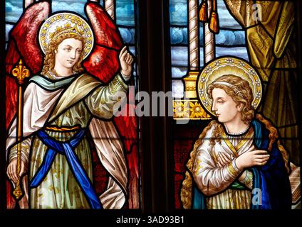 Genève, Suisse - 28.06.2024: Buntglas (19. Jahrhundert) der Verkündigung an die Jungfrau Maria durch den Erzengel Gabriel. Stockfoto