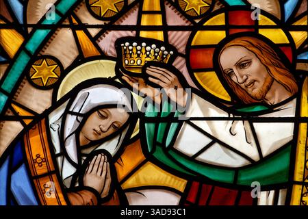 Annecy, FRANKREICH - 07.03.2024: Buntglas der Krönung der Jungfrau Maria, Mutter Gottes, im Himmel. Stockfoto